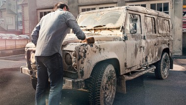 Lavage à l’eau - Un homme lave une voiture